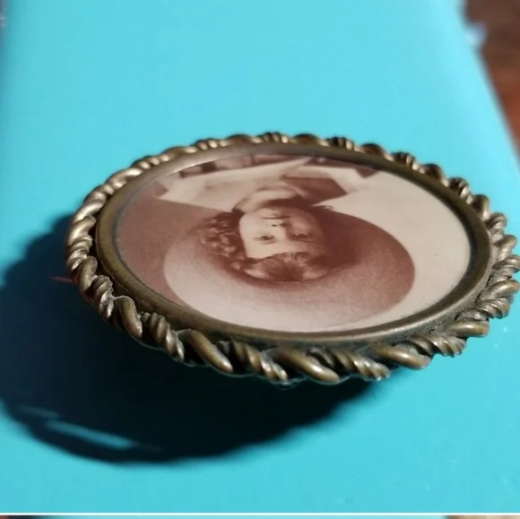 Antique photo brooch child sailor suit gold tone vintage pin vintage - Picture 4 of 7